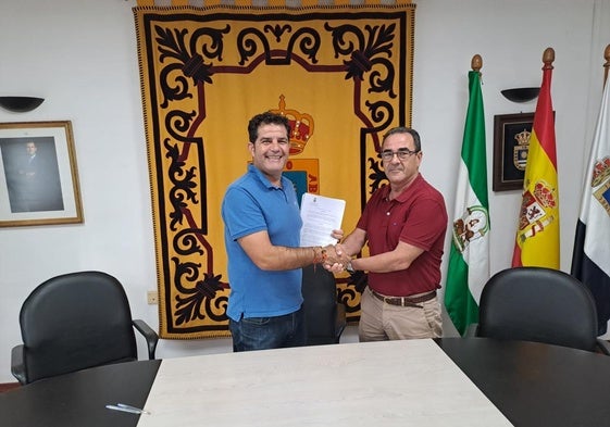 Imagen del acuerdo entre el alcalde de la localidad y el presidente del club de baloncesto.