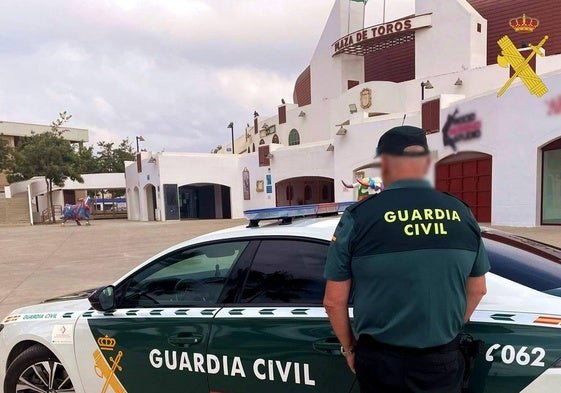 Un agente de Guardia Civil, en la plaza de toros de Roquetas.
