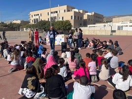 Niños y niñas en un centro educativo en Vícar.