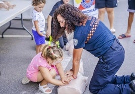 Los voluntarios de Protección Civil participan en una actividad.