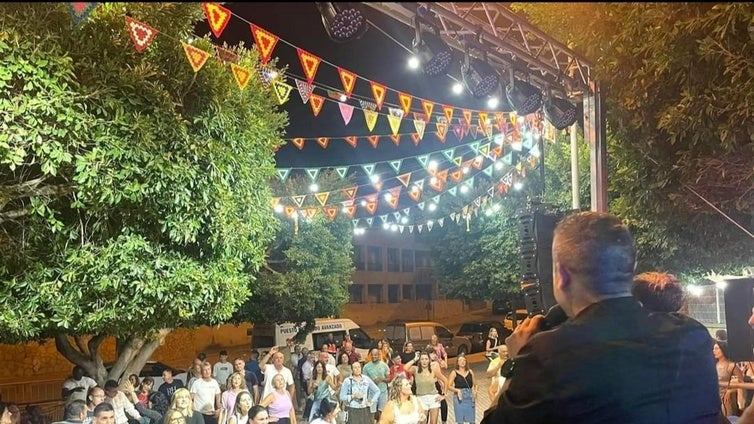 La Envía concluye sus festejos con unas actuaciones de música, fútbol y fiestas de colores