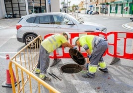 Dos operarios revisando las redes de alcantarillado de la localidad de Roquetas de Mar.