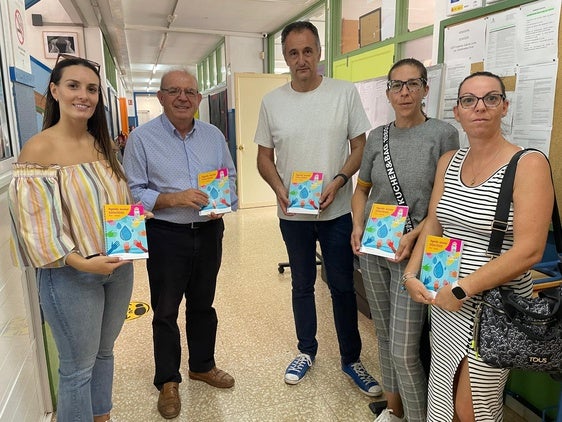 Vícar reparte más de 2.000 agendas a niños de Primaria para este nuevo curso escolar