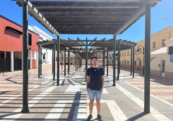 Jesús Gómez Fernández en una zona de Roquetas de Mar, abajo se encuentra en plena acción en la Liga de Debate en Melilla.