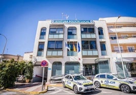 Imagen de la fachada de la Jefatura de la Policía Local de Roquetas de Mar.