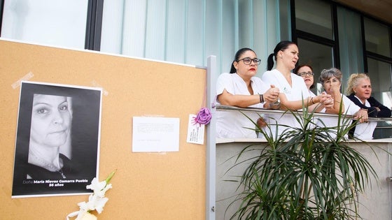 Minuto de silencio en Almería y Roquetas en memoria de la mujer víctima de violencia de género