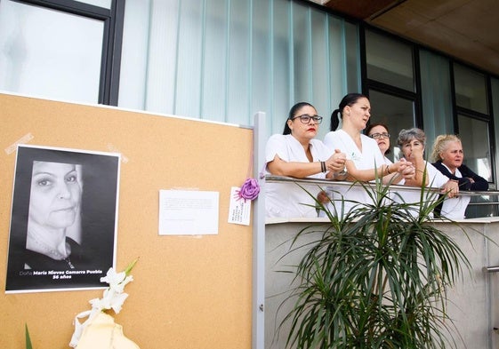 Minuto de silencio en Almería y Roquetas en memoria de la mujer víctima de violencia de género
