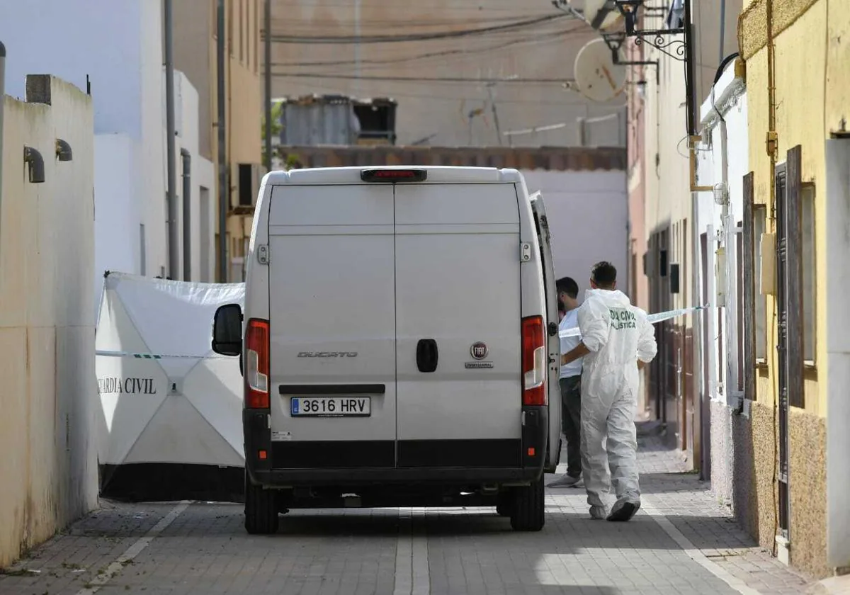 Agentes de Guardia Civil en la vivienda de la calle Cuarta, lugar donde ha ocurrido el presunto caso machista.