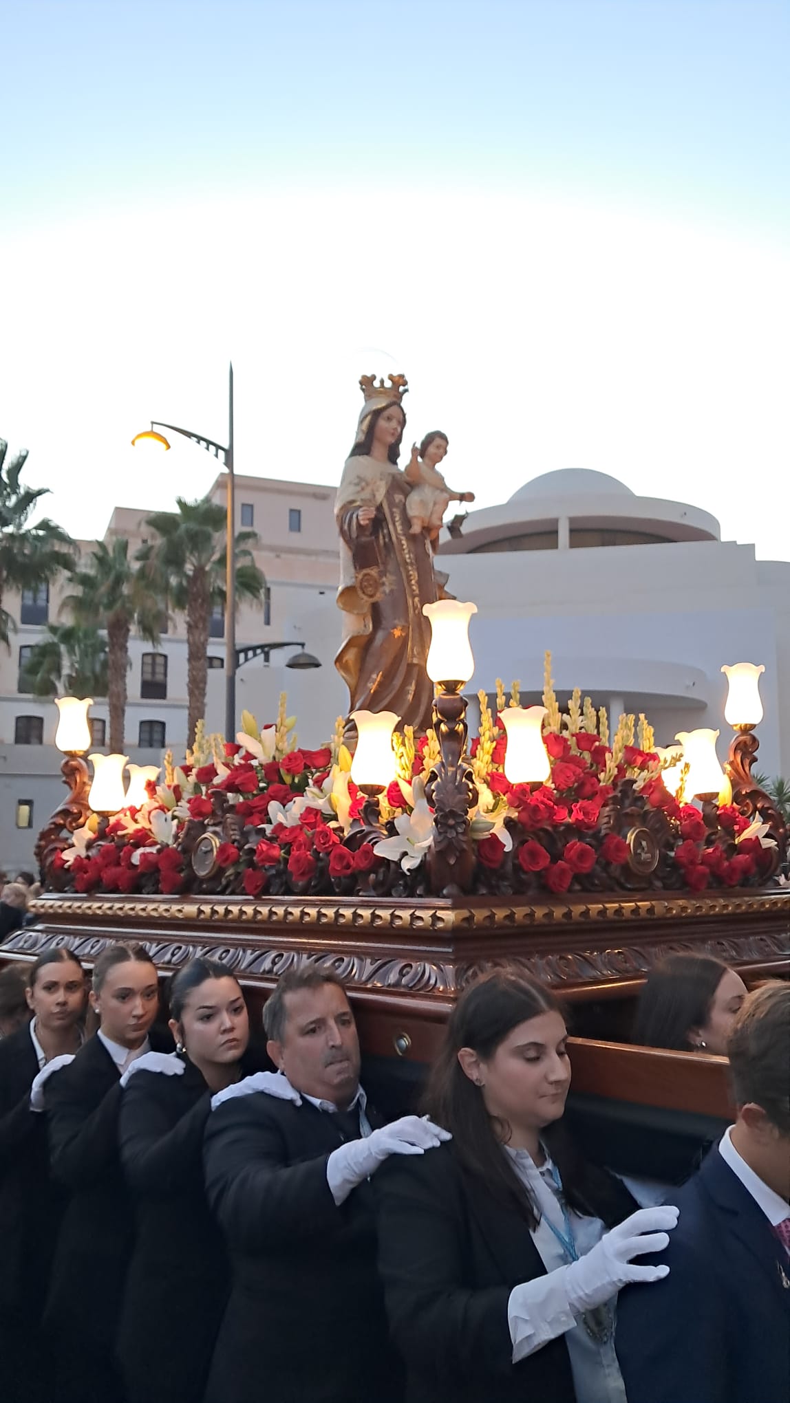 La Virgen del Carmen recorre La Gangosa por el 25º aniversario
