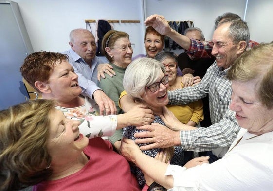 Vecinos disfrutan de un taller.