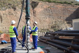 Operarios se encargan de realizar labores en el municipio.