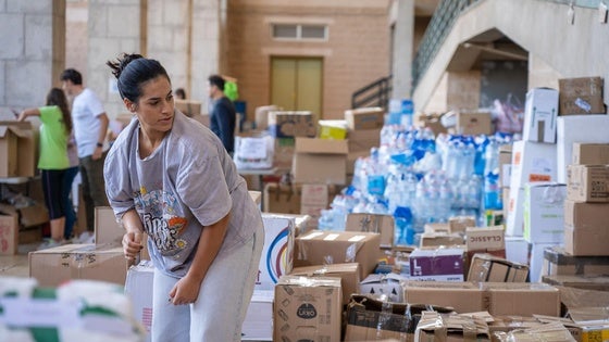 El pabellón de Roquetas se convierte en un punto de recogida solidaria para los afectados de Valencia