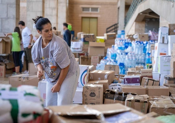 El pabellón de Roquetas se convierte en un punto de recogida solidaria para los afectados de Valencia