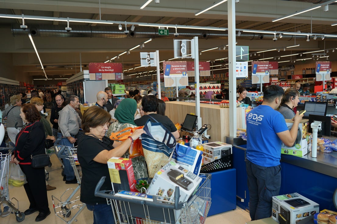 La inauguración del primer Lidl en Puebla de Vícar, en imágenes
