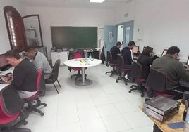 Varias persoas buscan información en el Centro Guadalinfo.