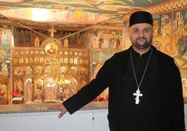 Adrían Fofiu, párroco de la Iglesia Ortodoxa Rumana de Roquetas de Mar, posa para IDEAL con el iconostasio de la parroquia de fondo.