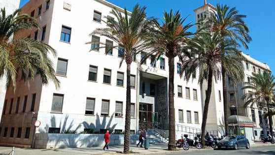 Los acusados de tirar a un hombre desde un tercero en Roquetas rechazan haber estado en el piso