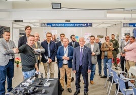 El alcalde de Roquetas, Gabriel Amat, visita la Feria de Comercio Local junto a varias autoridades políticas.