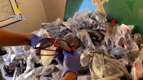 Detienen a un hombre por almacenar y vender más de 1.100 prendas falsificadas