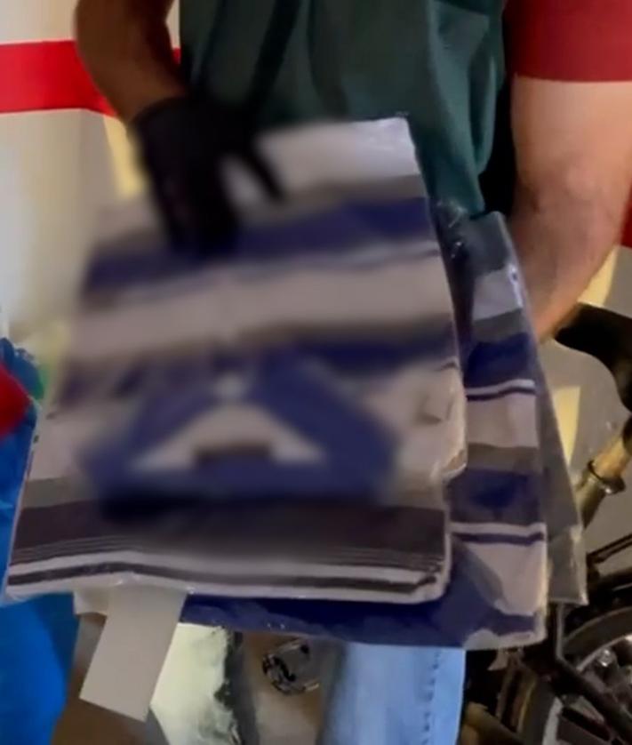 Imagen secundaria 2 - Detienen a un hombre por almacenar y vender más de 1.100 prendas falsificadas