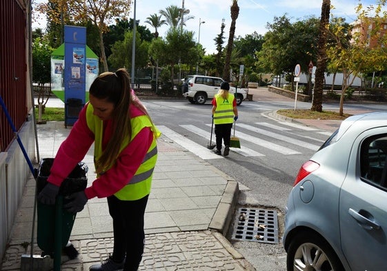 Dos mujeres se encargan de labores de mantenimiento en Vícar.