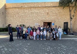 Algunas de las familias en la entrada del Castillo de Santa Ana en Roquetas de Mar.