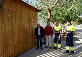 El alcalde de Vícar, Antonio Bonilla, visita las obras del 'Parque de la Infancia' en el municipio.