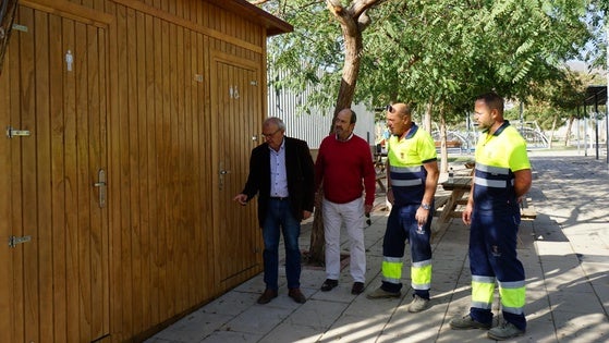 Bonilla supervisa los trabajos del recién reformado Parque de la Infancia en Vícar