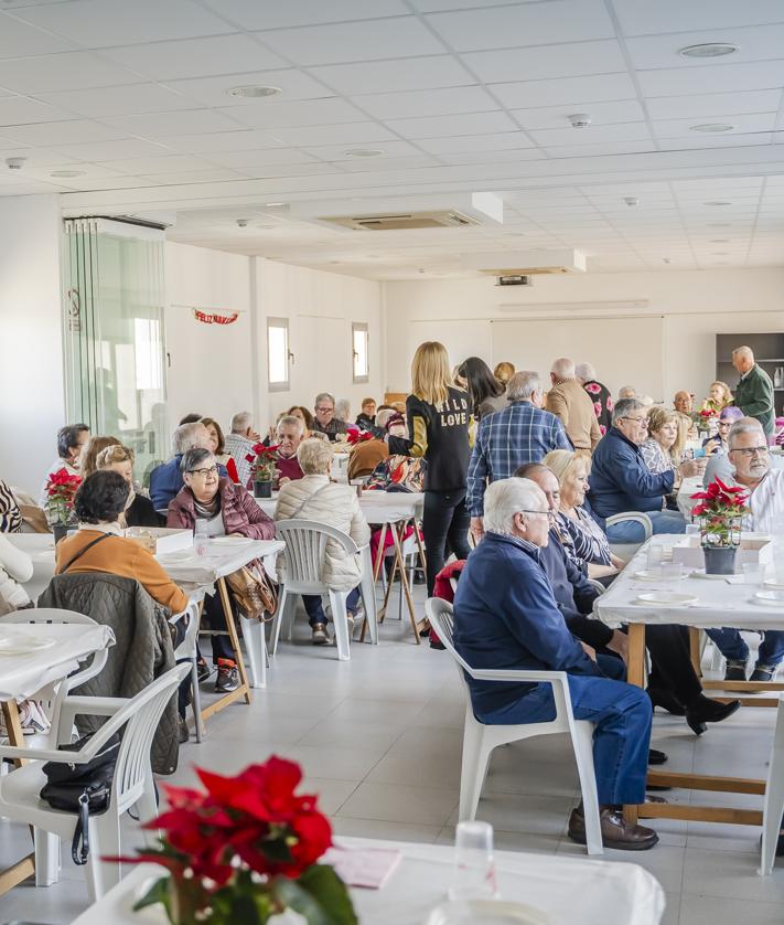 Imagen secundaria 2 - Roquetas organiza su tradicional reparto de roscón de reyes a las asociaciones de mayores
