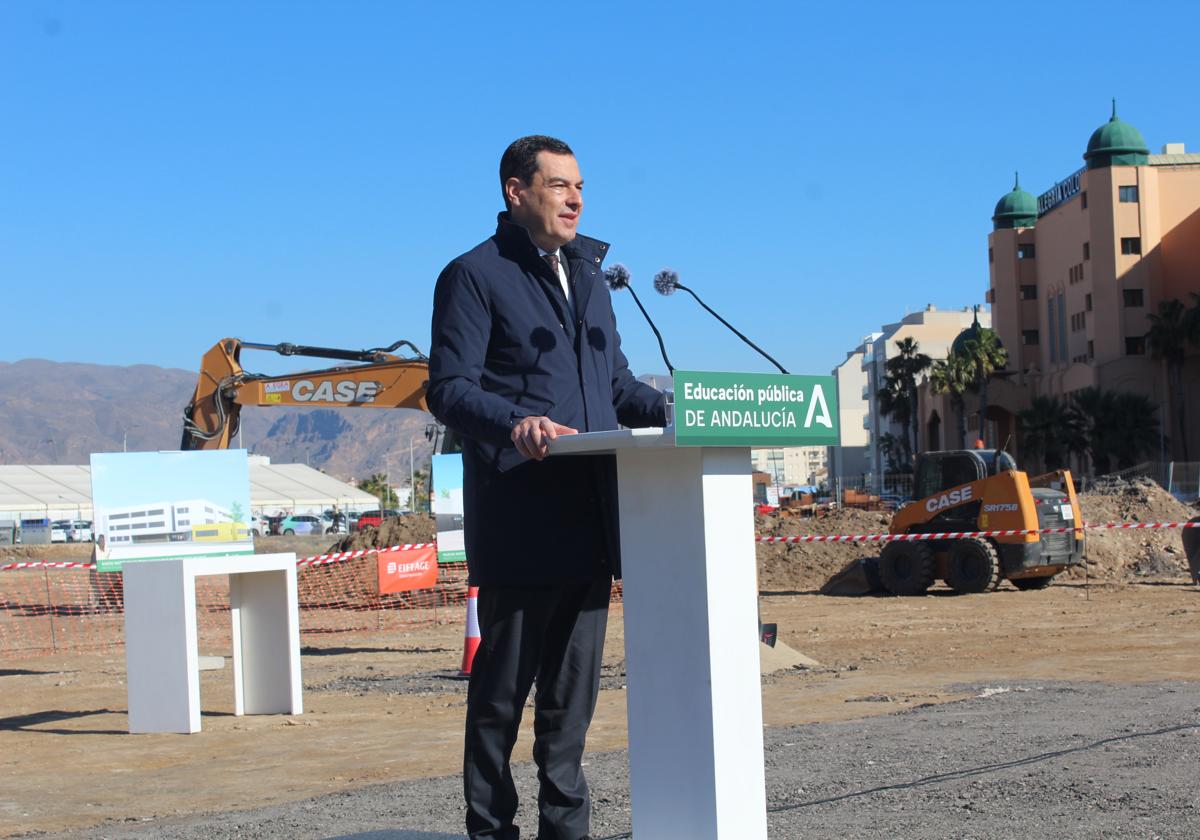 El presidente de la Junta de Andalucía, Juanma Moreno Bonillo, en el acto de la primera piedra del IES Las Salinas en Roquetas de Mar.