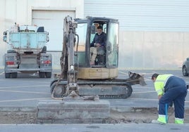 Trabajadores se encargan de realizar labores de mantenimiento.