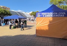Una de las carpas informativas de Protección Civil de Vícar.