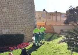 Dos trabajadores en los alrededores del Castillo de Santa Ana.