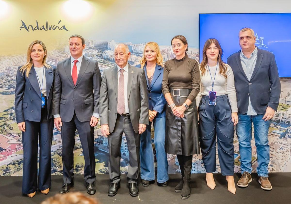 Imagen principal - Tradición, pesca y agricultura, turismo y gastronomía maridan en Fitur con 'Ganas de Roquetas'