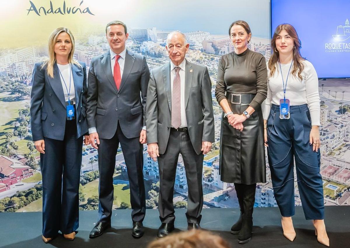 Imagen secundaria 1 - Tradición, pesca y agricultura, turismo y gastronomía maridan en Fitur con &#039;Ganas de Roquetas&#039;