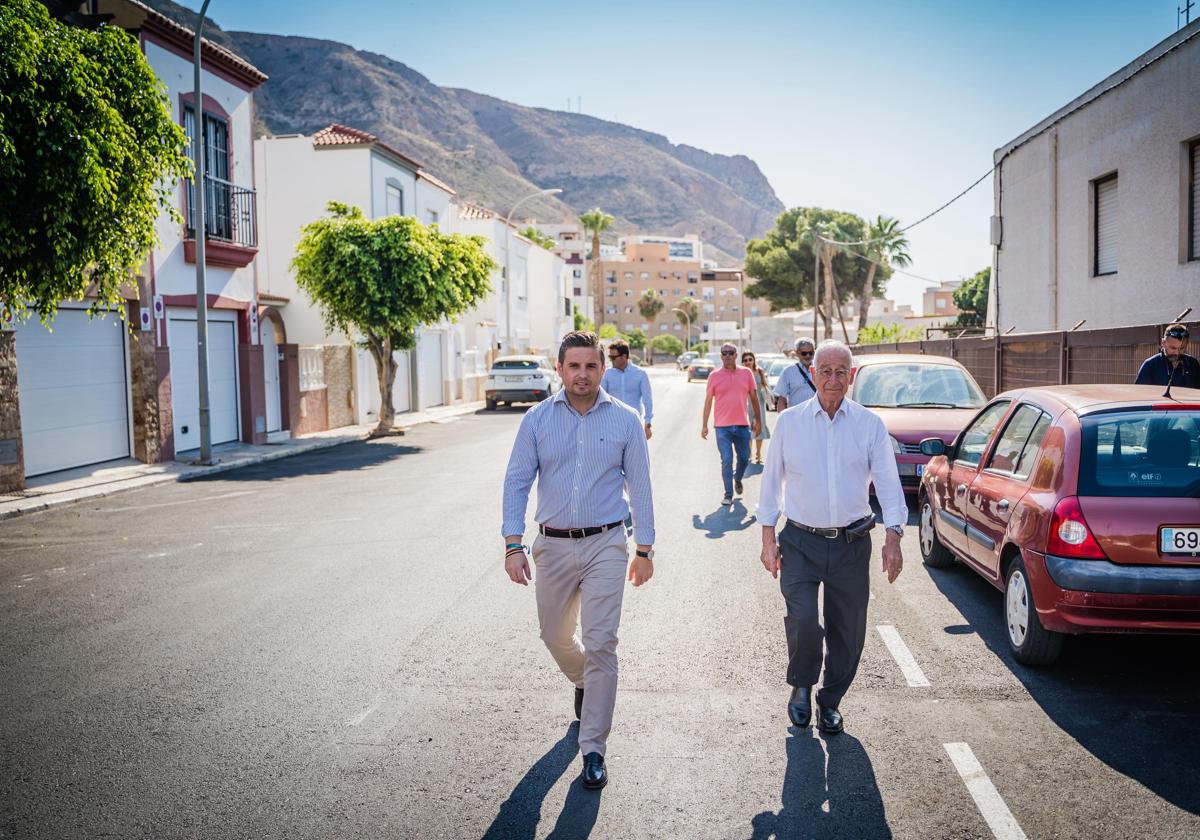 El concejal de Urbanismo, José Luis Llamas, y el alcalde de Roquetas, Gabriel Amat visitan una zona.