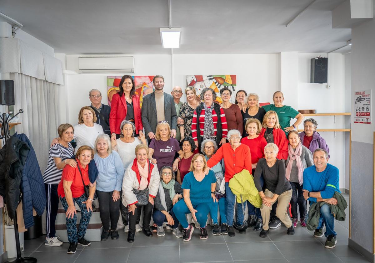 Foto de familia en uno de los centros de Roquetas de Mar.