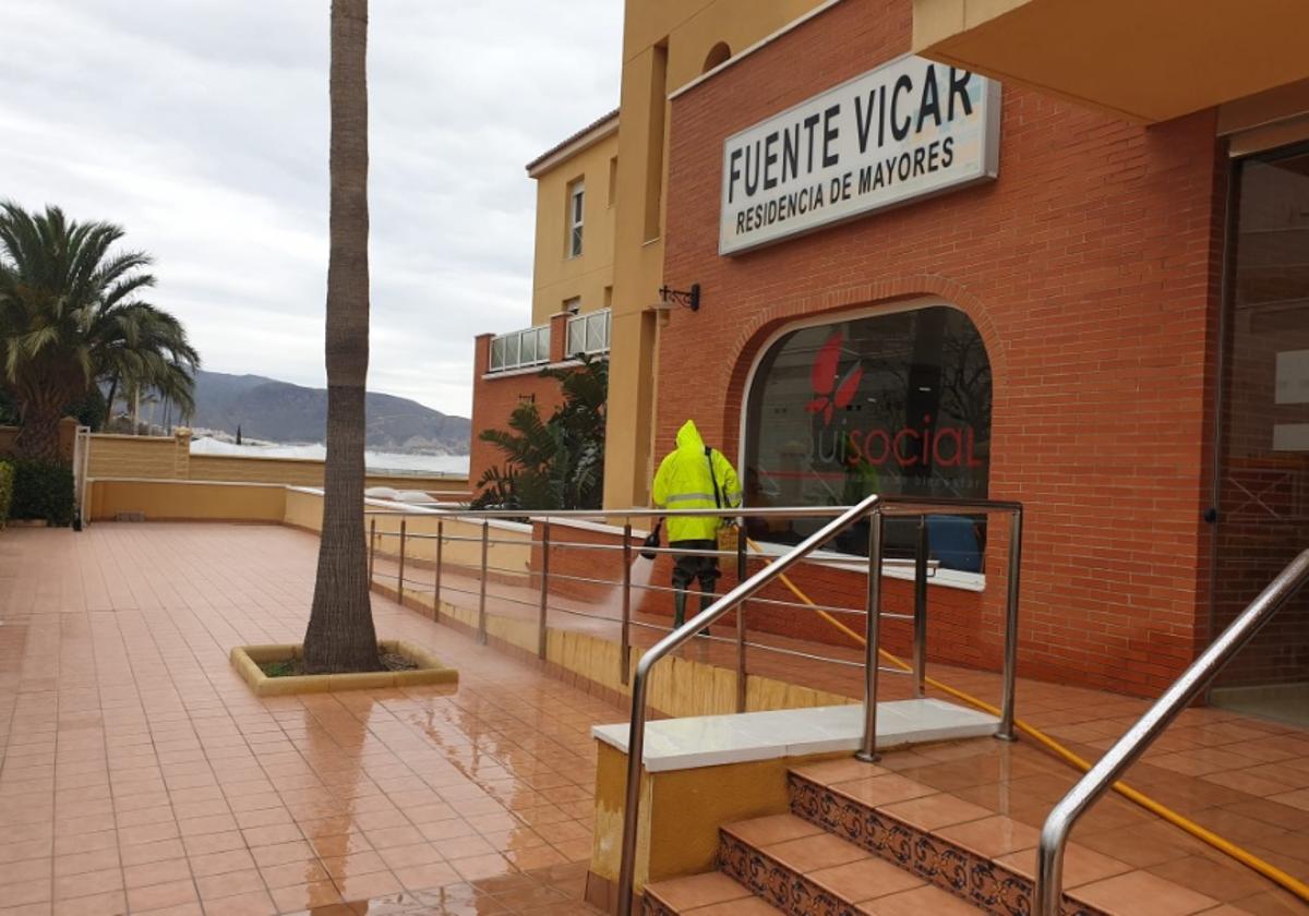 Imagen de archivo de un operario limpiando el exterior de la residencia.