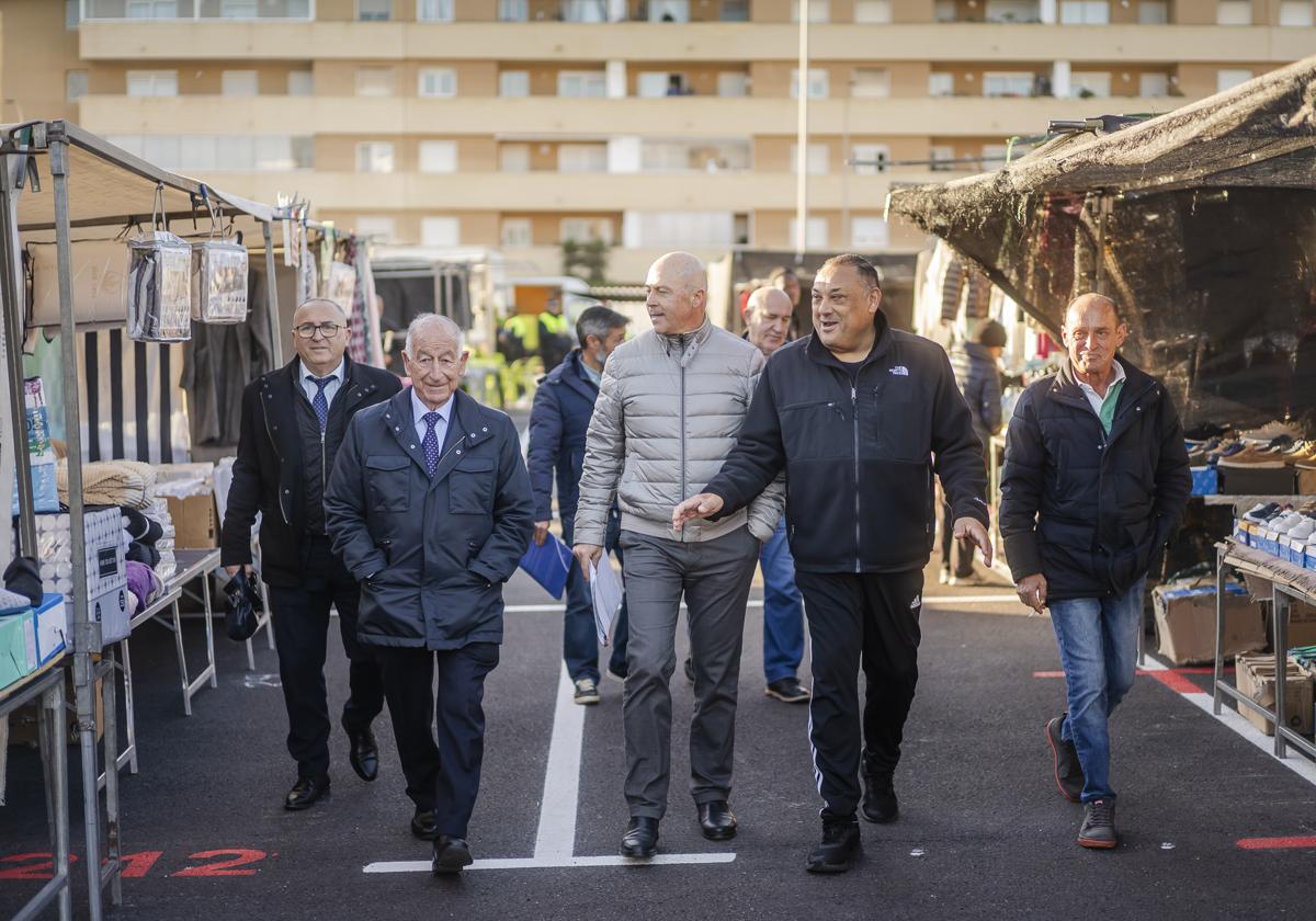 El alcalde visitó, junto a dos concejales, el mercadillo de los jueves.