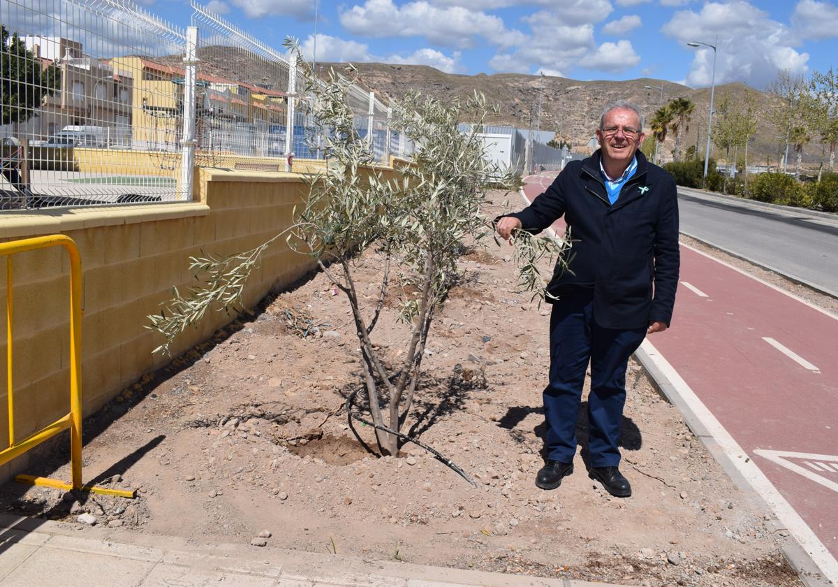 El alcalde del municipio con uno de los ejemplares.