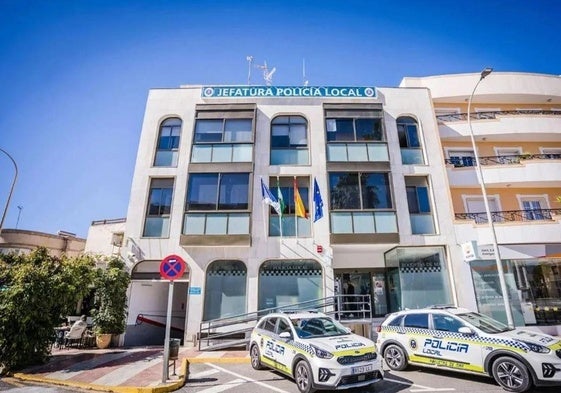 Imagen de la fachada de la jefatura de Policía Local de Roquetas de Mar.