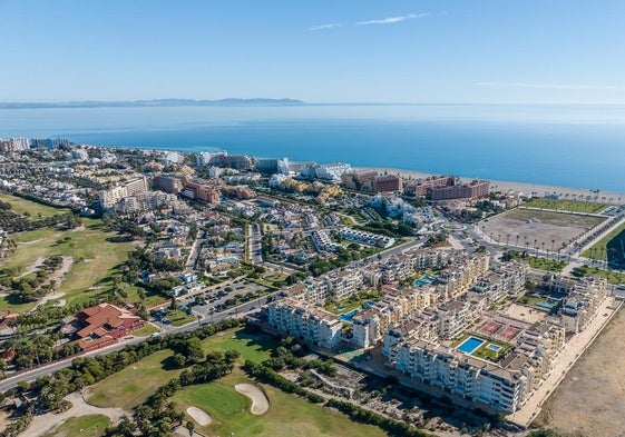 Imagen panorámica de la localidad de Roquetas de Mar, donde se puede divisar la Urbanización y la playa azul cristalina.