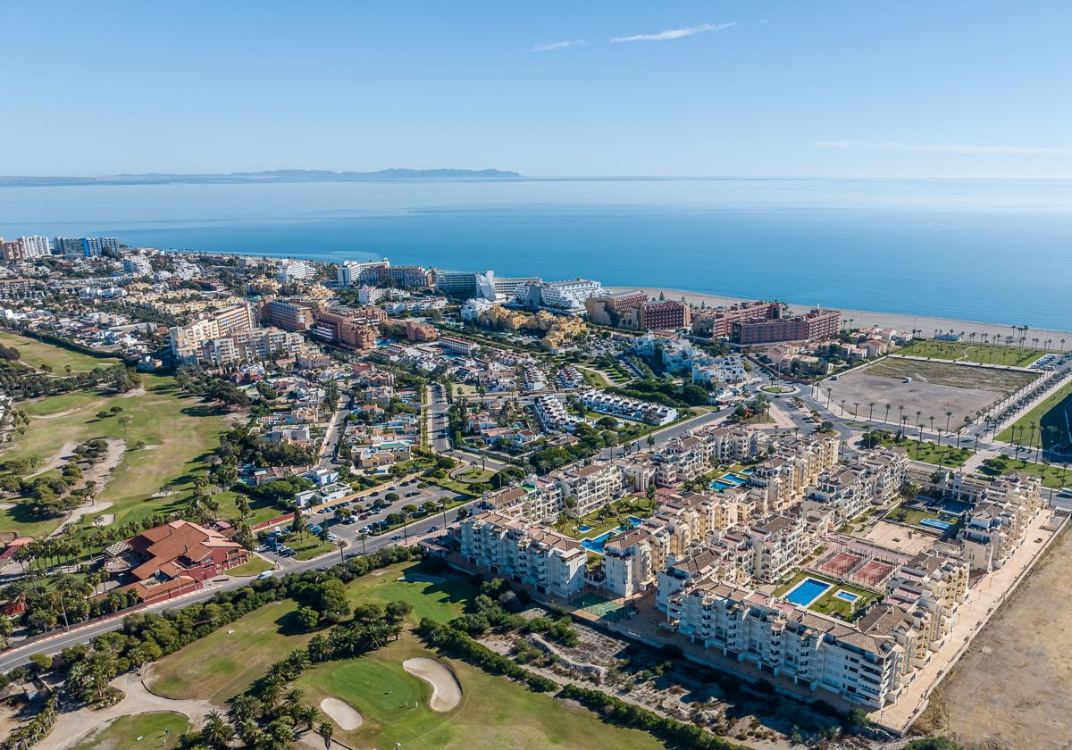 Imagen panorámica de la localidad de Roquetas de Mar, donde se puede divisar la Urbanización y la playa azul cristalina.