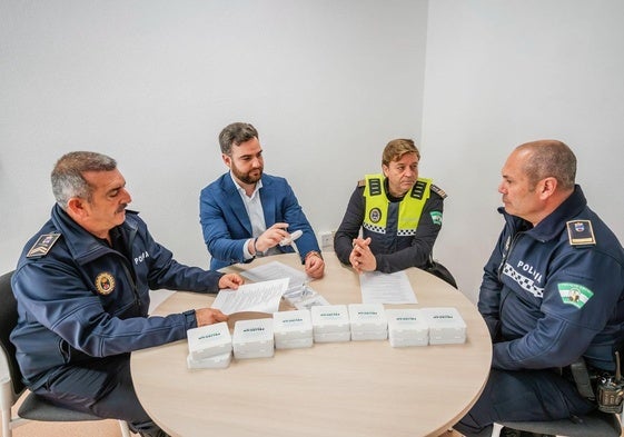 Juan Carlos Muyor hizo entrega de las herramientas a los agentes.