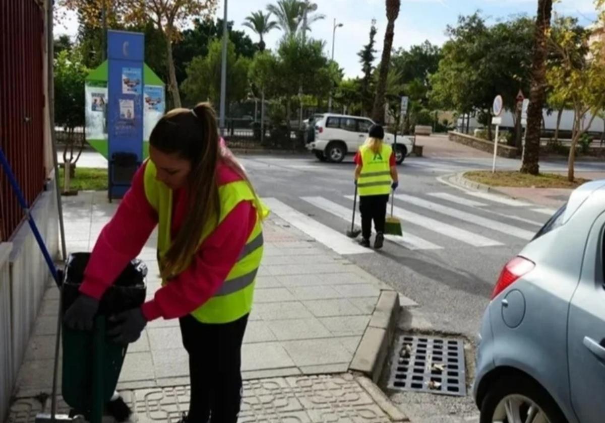 Trabajadoras se encargan de realizar labores en el municipio.