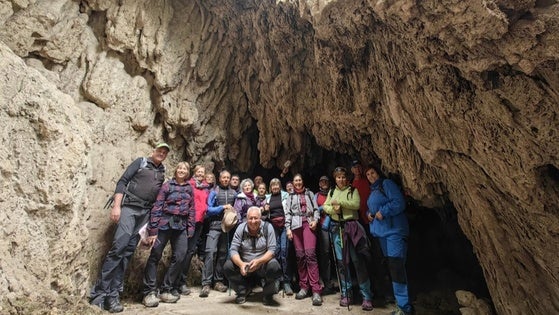 Medio centenar de excursionistas de Vícar recorrieron el Jardín Nazarí de Vélez de Benaudalla