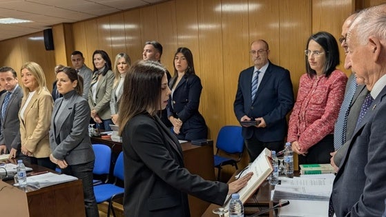 Tres dimisiones obligan a rejuvenecer las bancadas del pleno de Roquetas