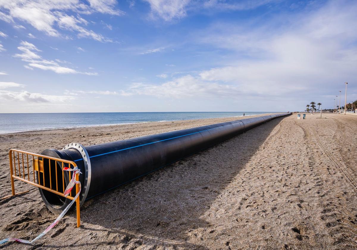 Roquetas avanza la instalación del nuevo aliviadero submarino para una mejor gestión del agua