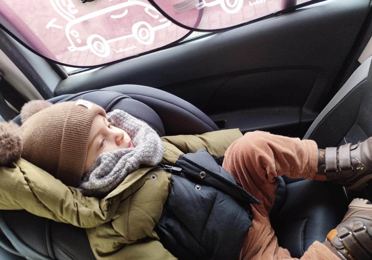 Un niño en una silla infantil.