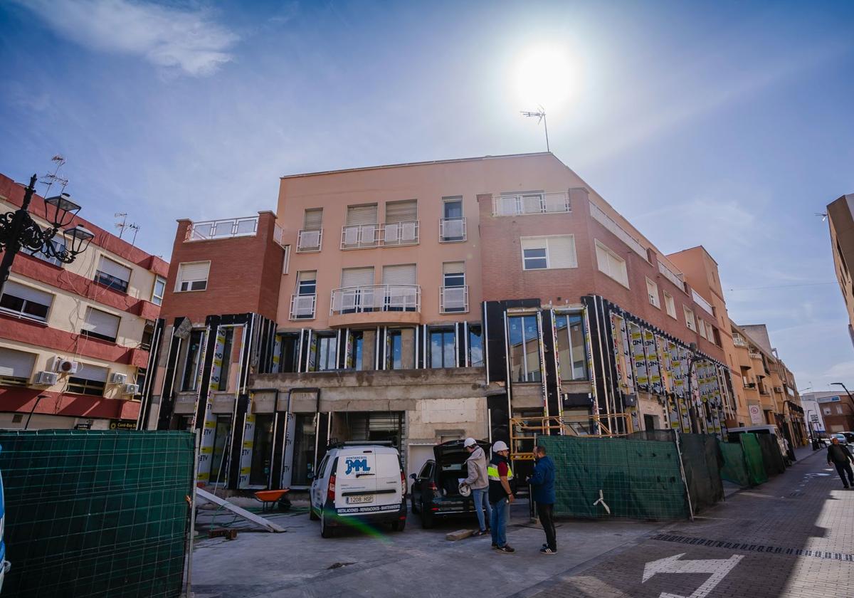 El edificio, situado en la calle Julián Arcas, contará con importantes servicios municipales.